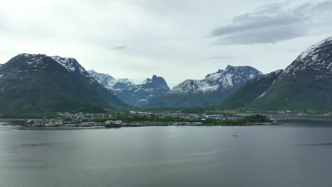 Aufsteigende-Luftaufnahme-Der-Wunderschönen-Stadt-Andalsnes-In-Norwegen-Im-Frühling