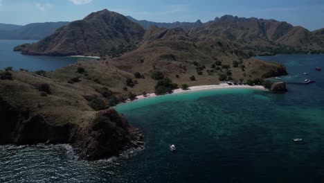 Atemberaubender-Blick-Auf-Eine-Insel-Mit-Weißem-Sandstrand-Und-Türkisfarbenem-Wasser-Im-Tropischen-Paradies-Komodo,-Ost-Nusa-Tenggara,-Indonesien