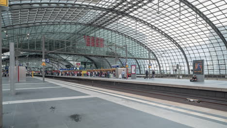 Züge-Und-Passagiere-In-Bewegung-Am-Berliner-Hauptbahnhof-Tagsüber-In-Berlin,-Deutschland