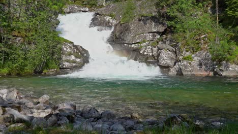 Statischer-Clip-Eines-Idyllischen-Teichs-Und-Flusses-In-Der-Wildnis-Norwegens