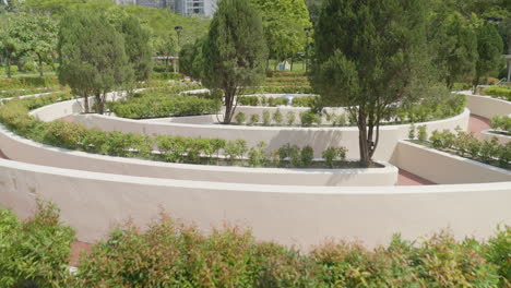 Laberinto-Urbano-Con-Jardineras-En-El-Parque-De-Hong-Kong,-Día-Soleado