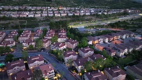 Luftaufnahme-Des-Wohnviertels-Santa-Clarita-Während-Des-Sonnenuntergangs-Zur-Goldenen-Stunde