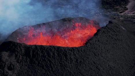 Vulkanhügel-Aus-Basaltgestein-Mit-Geschmolzenem-Magma,-Das-Aus-Dem-Krater-Austritt,-Island