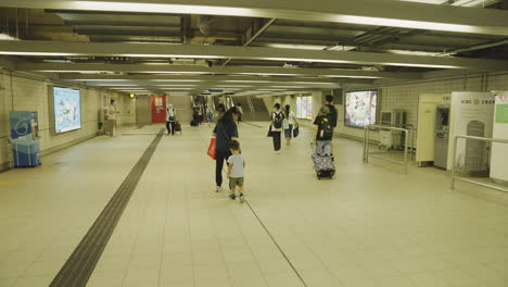 U-Bahn-Straßenbahnstation-Mit-Familien-Und-Pendlern,-Die-Zu-Und-Von-Zu-Hause-Und-Zur-Arbeit-Gehen