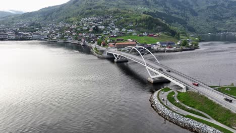 Einzigartige-Luftaufnahme,-Die-Sich-Im-Sommer-Der-Loftesnes-Brücke-Von-Sogndal-Nähert-Und-über-Ihr-Vorbeifliegt,-Mit-Der-Stadt-Sogndal-Im-Hintergrund---Norwegen