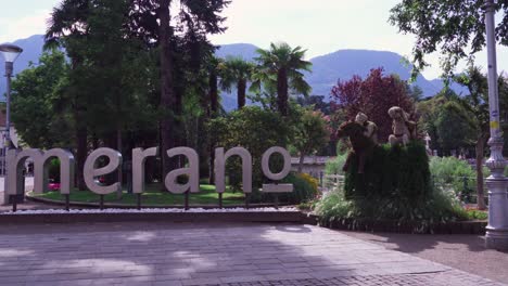 Das-Meraner-Schild-Und-Die-Reiterskulptur-Gehören-Zu-Den-Jüngsten-Touristenattraktionen-In-Meran