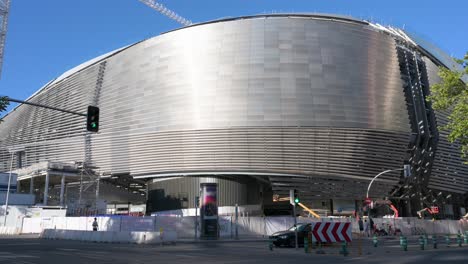 El-Estadio-De-Fútbol-Del-Real-Madrid,-Santiago-Bernabeu,-Se-Ve-Pasando-Por-La-última-Etapa-De-Completar-Su-Nuevo-Diseño-Y-Renovación-Completa