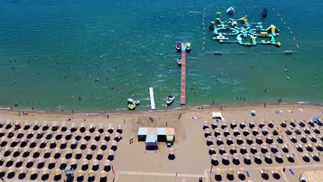 Tsambika-Strand-In-Faliraki,-Rhodos-In-Griechenland,-Gefilmt-Mit-Der-Drohne-Von-Oben-Mit-Blick-Auf-Das-Mittelmeer-In-Den-Sommerferien