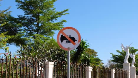 Keine-Musik-Warnschild-Für-Lärmschutz-Vor-Einer-Kirche-In-Der-Hauptstadt-Dili,-Timor-Leste,-Südostasien