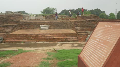 Weitwinkelaufnahme-Von-Bauarbeitern,-Die-An-Ausgrabungs--Und-Restaurierungsarbeiten-An-Den-Ruinen-Von-Nalanda-Mahavihara-Arbeiten,-Einer-Alten-Buddhistischen-Klosteruniversität,-Die-Von-Mogul-Invasoren-Zerstört-Wurde