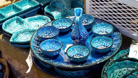 Ein-Souvenirstand-In-Der-Albanischen-Stadt-Gjirokastra,-Der-Wunderschöne-Blaue-Keramik-Präsentiert