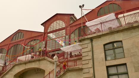 Menschen-Auf-Dem-Ferreira-Borges-Markt-In-Porto,-Portugal