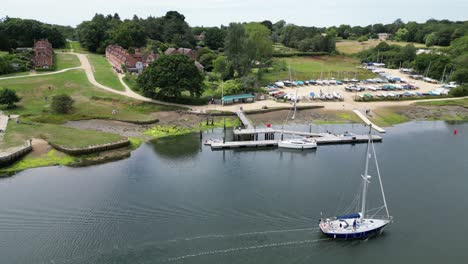 Pequeño-Yate-Pasando-Broqueles-Duro-Hampshire-Histórico-Pueblo-De-Construcción-Naval-Antena-Del-Reino-Unido