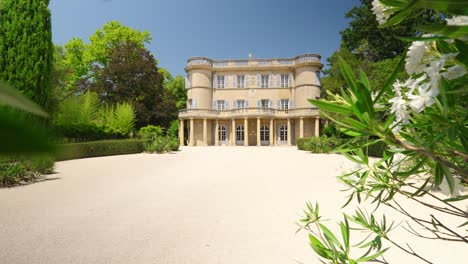 Slow-revealing-shot-from-behind-foliage-of-the-luxury-Chateau-de-Castille,-Provence