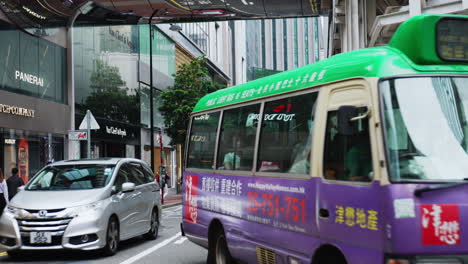 Menschen-Und-Autos-Kreuzen-Sich-Auf-Der-Straße-In-Hongkong,-China