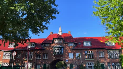 Pittoresque-social-rent-houses-at-Zwanenplein-in-Vogelbuurt-Amsterdam-North