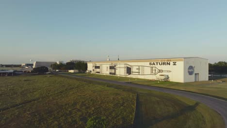Vista-Aérea-Por-Drones-Del-Edificio-Del-Cohete-Saturno-V-En-El-S.