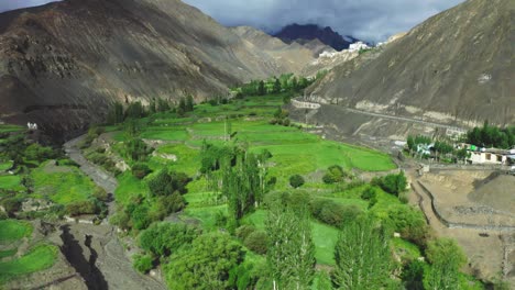 Luftaufnahme-Von-Leh,-Ladakh,-Wunderschöne-Berge,-Fluss,-Reisen,-Himalaya,-Schöne-Landschaftsansicht-Der-Landstraße-Mit-Berg--Und-Himmelshintergrund-In-Leh