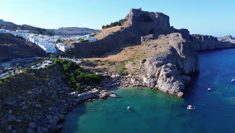 Acrópolis-De-Lindos-En-Rodas,-Grecia-Con-Casas-Y-Mar-Mediterráneo-Durante-El-Día-Filmado-Con-El-Dron