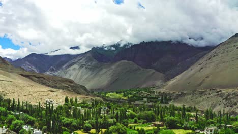 Luftbildkamera-Zoomt-Auf-Die-Wunderschöne-Landschaftsansicht-Einer-Landstraße-Mit-Berg--Und-Himmelshintergrund-In-Leh---Ladakh-Im-Norden-Indiens