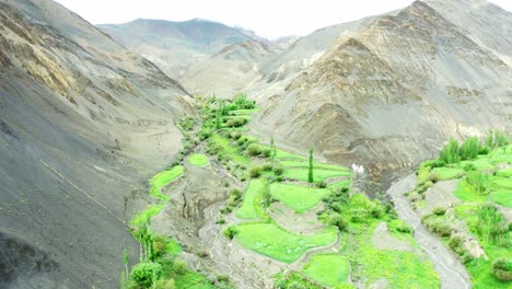 Aerial-camera-moving-forward-to-the-Lahaul-Spiti,-Leh,-Ladakh,-Mountains,-River,-Travel,-Himalaya