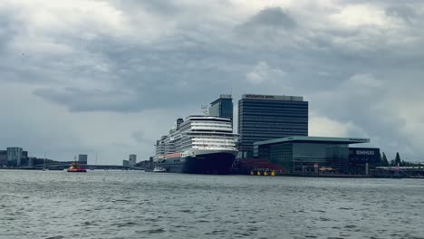 Riesiges-Kreuzfahrtschiff-Am-Passagierterminal-Im-Stadtzentrum-Von-Amsterdam