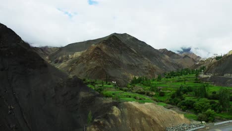 Filmische-Luftaufnahme-Einer-Malerischen-Straße,-Die-Das-Tal-Zwischen-Den-Bergen-Durchquert,-Leh,-Ladakh,-Indien