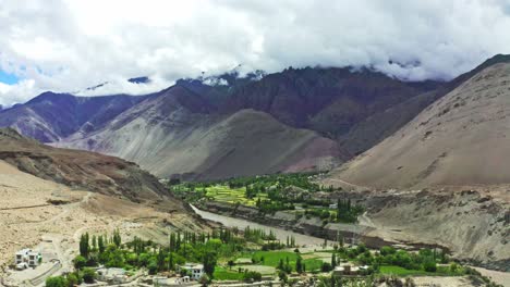 Cámara-Aérea-Avanzando-Hacia-La-Cordillera,-Leh,-Ladakh,-India