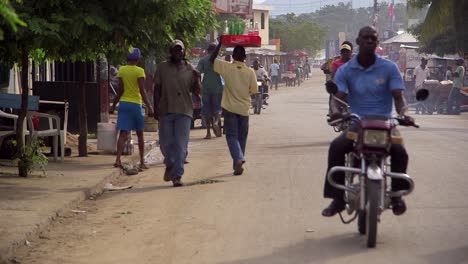 Menschen,-Die-In-Den-Belebten-Straßen-Von-Ounaminthe,-Haiti,-Spazieren-Gehen