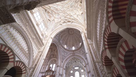 Tilit-Down-Ansicht-Innenansicht-Der-Gotischen-Kathedrale-Von-Cordoba-In-Der-Mezquita-Moschee-Kathedrale