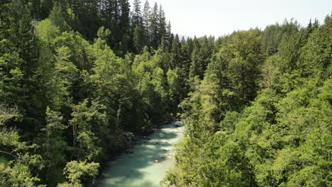 Luftbesteigung-Des-Bewaldeten-Mamquam-River,-BC,-Kanada
