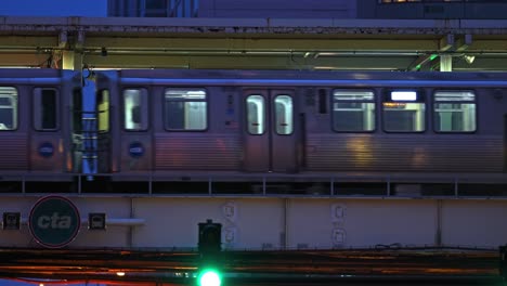 People-getting-on-a-train-at-the-Roosevelt-CTA-stop,-evening-in-Chicago,-USA