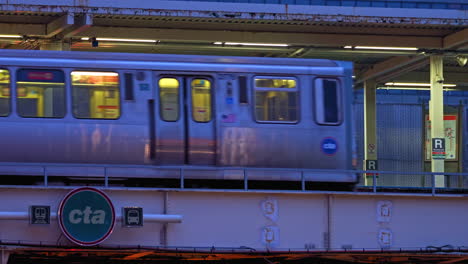 CTA-train-arriving-at-the-Roosevelt-station,-blue-hour-in-Chicago,-Illinois,-USA