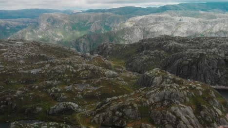 Drohne-Fliegt-über-Berge-In-Norwegen
