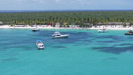 Yacht-Segelt-Im-Blauen-Meer-Zum-Tropischen-Strand-Auf-Der-Insel-Catalina-In-Der-Dominikanischen-Republik