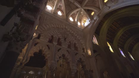 Vista-Inclinada-Hacia-Abajo-Vista-Interior-De-La-Catedral-De-La-Mezquita-De-La-Mezquita-De-Córdoba