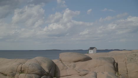 Kleines-Haus-An-Der-Küste-In-Schweden-Auf-Einem-Felsen