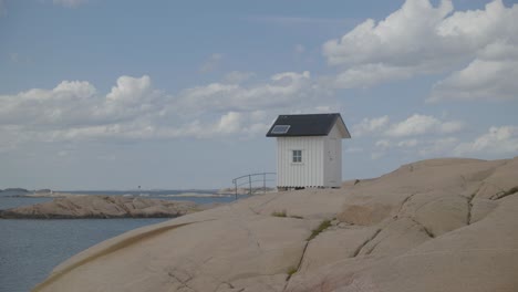 Kleines-Haus-An-Der-Küste-In-Schweden-Auf-Einem-Felsen