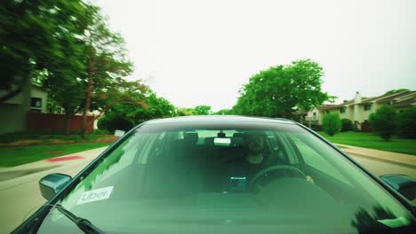 uber-driver-driving-in-chicago-neighbourhood-in-the-summer