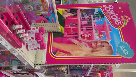 Barbie-Spielzeug-Gang.-Vertikaler-POV-Durchgang