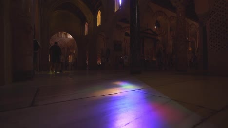 Lichtreflexion-Der-Buntglasfenster-Innenansicht-Der-Mezquita-Moschee-Kathedrale-Von-Cordoba