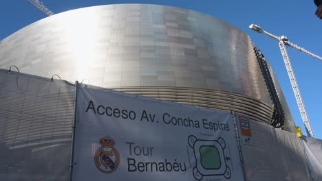El-Estadio-De-Fútbol-Real-Madrid,-Santiago-Bernabeu,-Se-Ve-Pasando-Por-La-última-Etapa-De-Completar-Su-Nuevo-Diseño-Y-Renovación-Completa