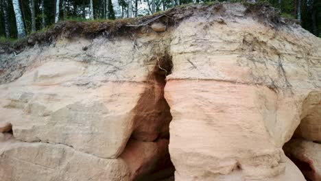 Rote-Felsen-Der-Klippen-Von-Veczemju,-Lettland
