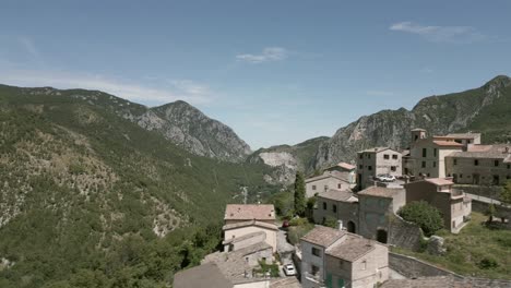 Drohnenaufnahmen-über-„Pierosara“,-Einer-Kleinen-Stadt-An-Der-Wunderschönen-„Gola-Della-Rossa“-–-Frasassi-Höhlen,-Marken-–-Italien