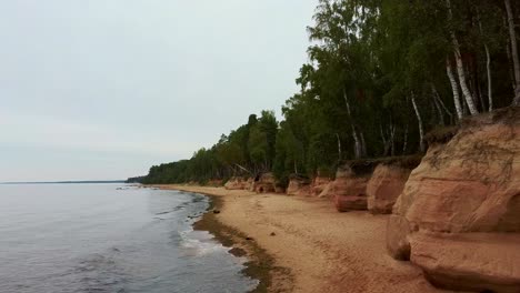 Rote-Felsen-Der-Klippen-Von-Veczemju,-Lettland
