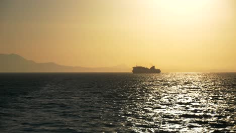Puesta-De-Sol-Y-Un-Ferry-Navegando-En-Las-Aguas-Griegas-Del-Mar-Jónico