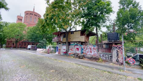 Famosa-Casa-Del-árbol-En-La-Pared-De-Berlín-Kreuzberg-También-Llamada-Gecekondu