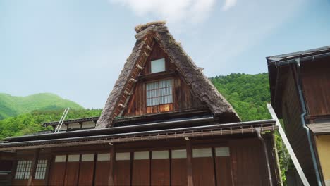 Blick-Nach-Oben-Auf-Die-Vorderseite-Eines-Traditionellen-Ogimachi-Dorfhauses-Mit-Strohdach-In-Shirakawa-go