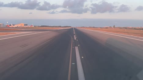 Aus-Der-Perspektive-Eines-Piloten-Bei-Einem-Echtzeitstart-Kurz-Vor-Sonnenuntergang-Mit-Dem-Schatten-Des-Jets-Auf-Der-Rechten-Seite
