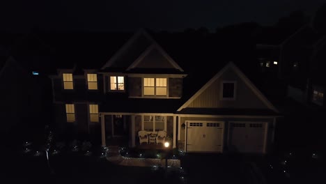 Amerikanisches-Haus-Mit-Eingeschalteten-Lichtern-In-Der-Nacht